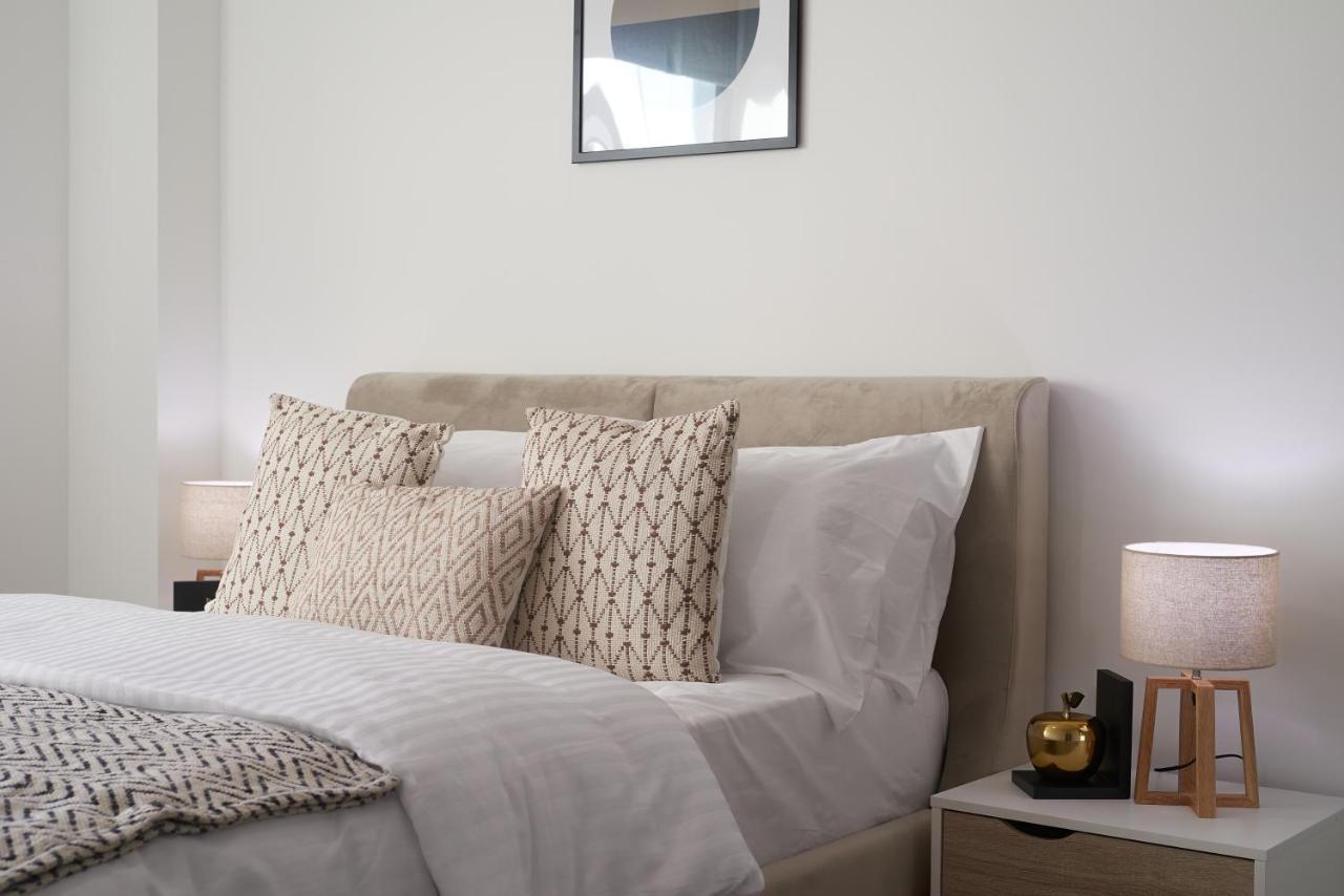 Апартаменти Seven Living Slough - Free Parking & Fast Wi-Fi Екстер'єр фото