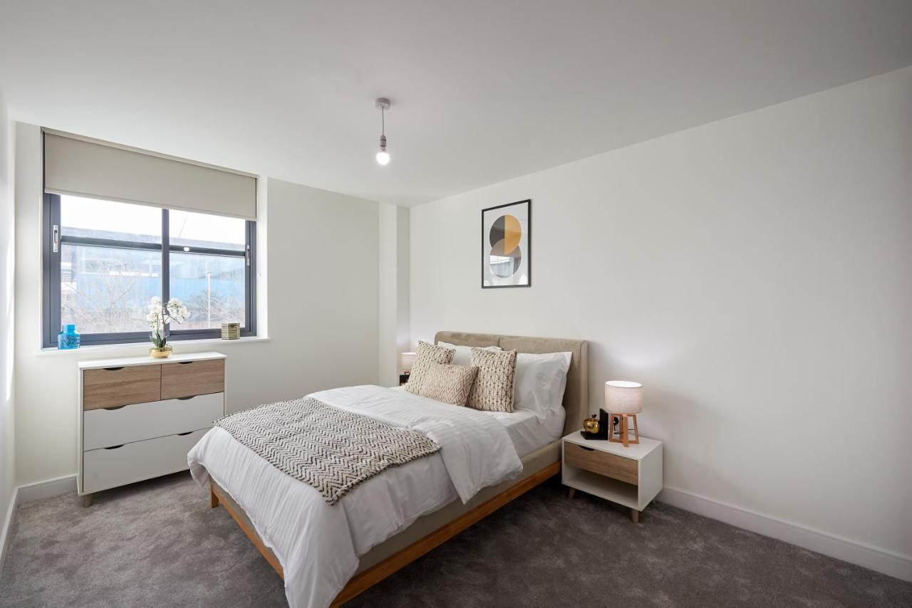 Апартаменти Seven Living Slough - Free Parking & Fast Wi-Fi Екстер'єр фото