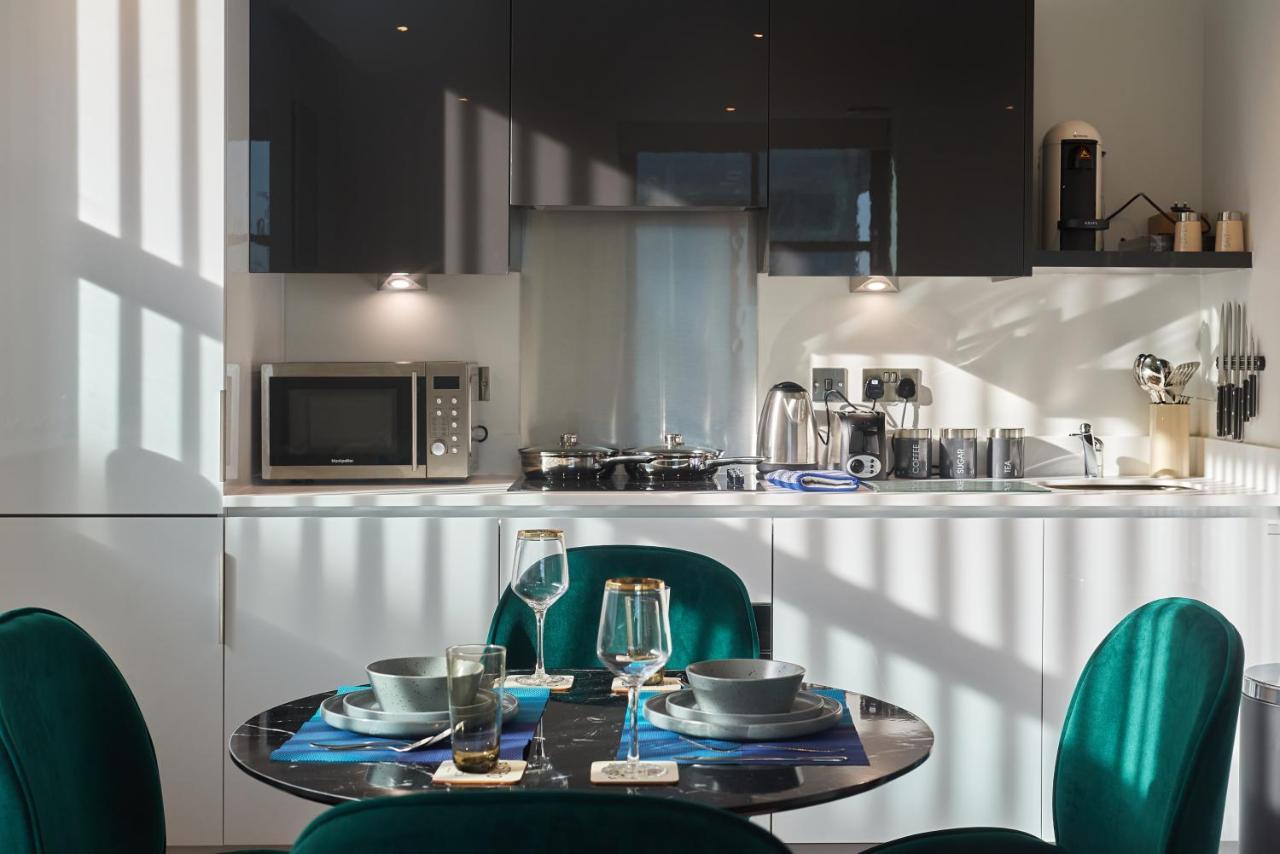Апартаменти Seven Living Slough - Free Parking & Fast Wi-Fi Екстер'єр фото