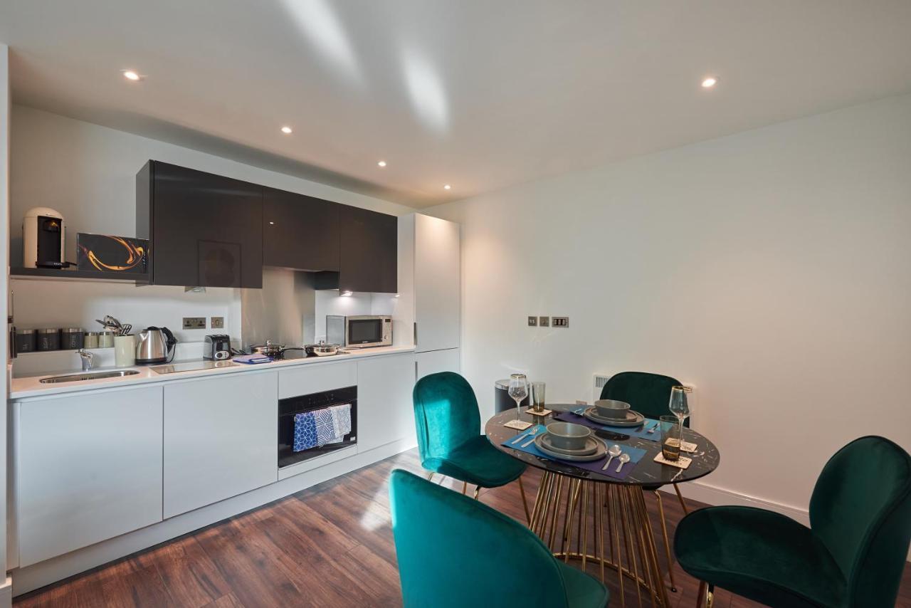 Апартаменти Seven Living Slough - Free Parking & Fast Wi-Fi Екстер'єр фото