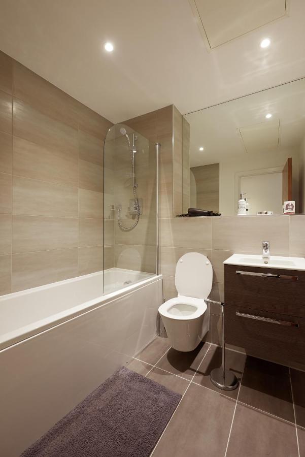Апартаменти Seven Living Slough - Free Parking & Fast Wi-Fi Екстер'єр фото