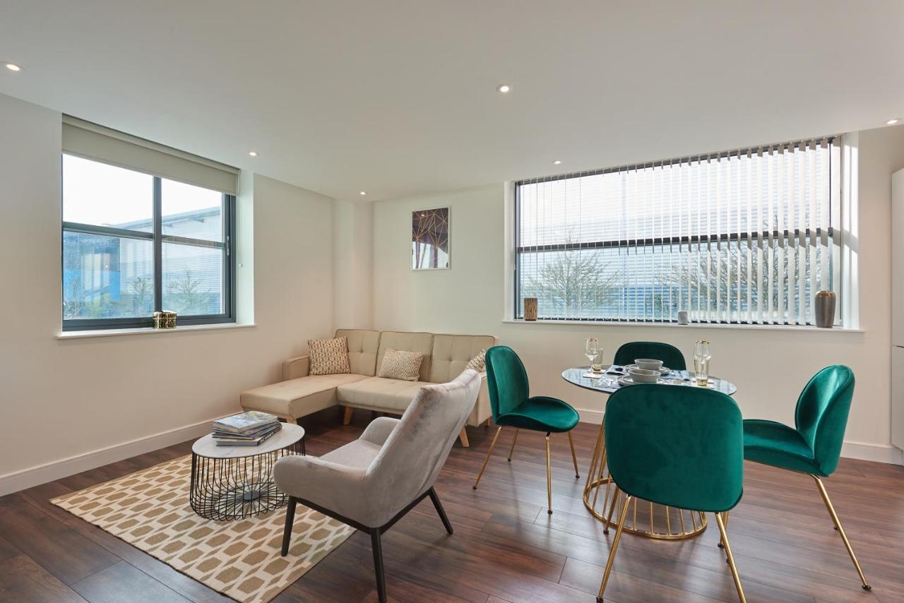 Апартаменти Seven Living Slough - Free Parking & Fast Wi-Fi Екстер'єр фото